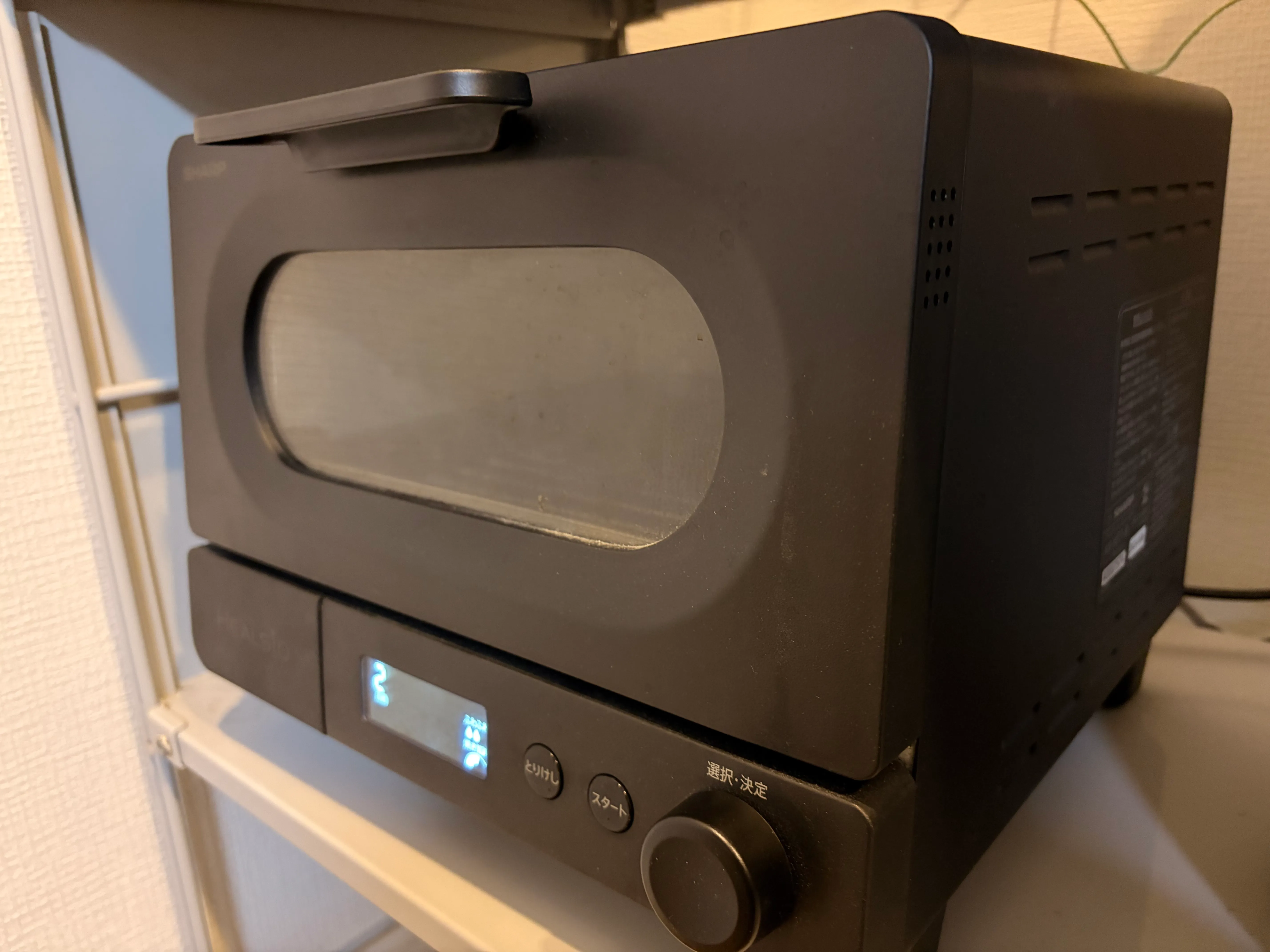 シャープ ヘルシオトースター AX-WT1 の外観。シンプルで洗練されたブラックのデザインがキッチンに馴染みます