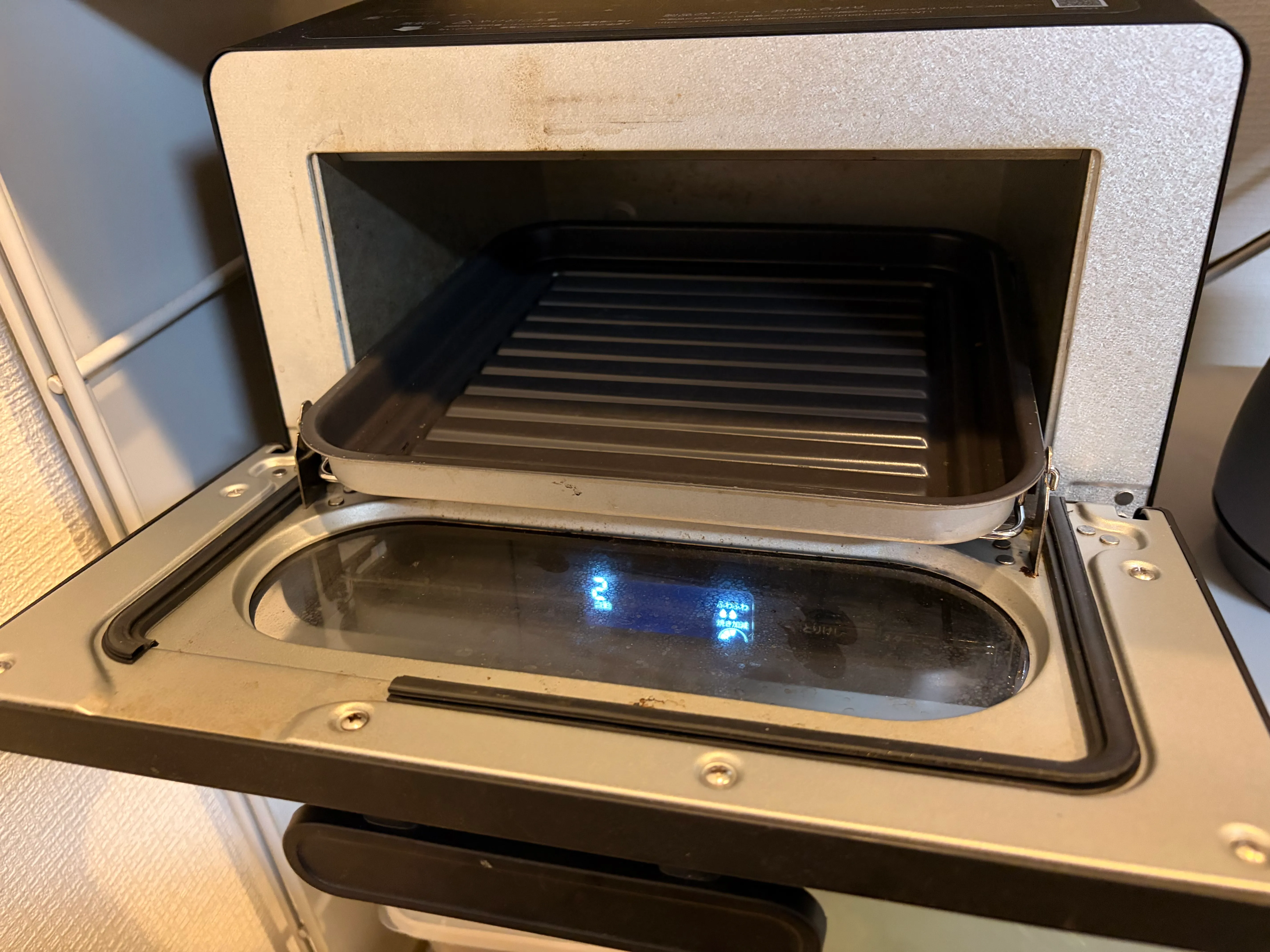 AX-WT1 の庫内。ワイドな設計で、大きめのトレーも余裕を持って出し入れできます