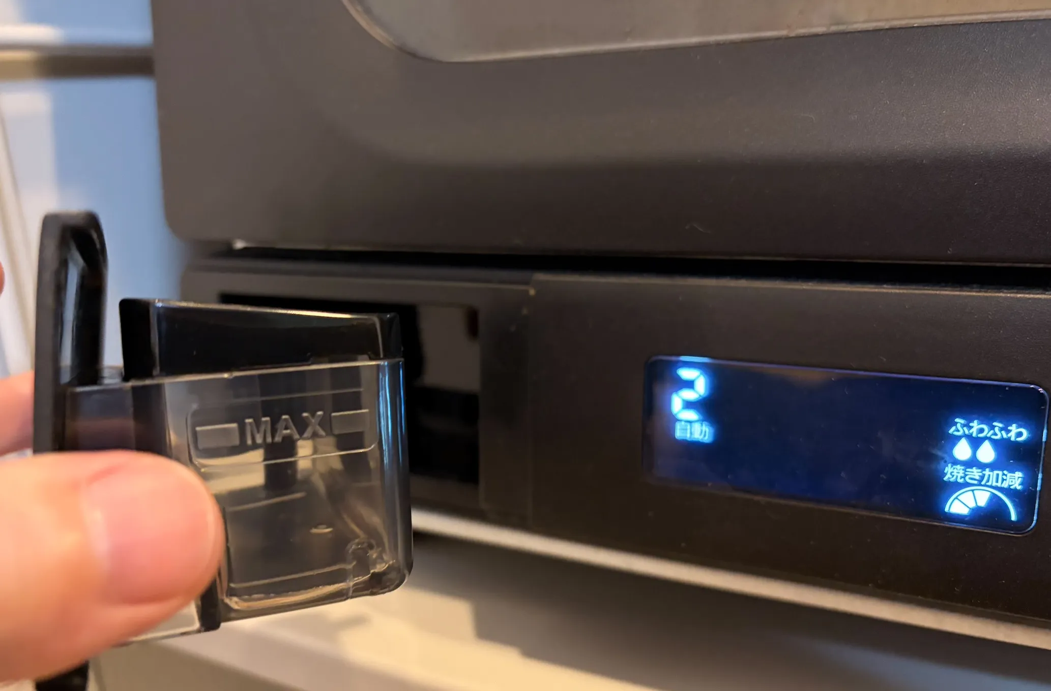 着脱式の水タンク。MAXラインまで水を入れてセットするだけのシンプルな設計です