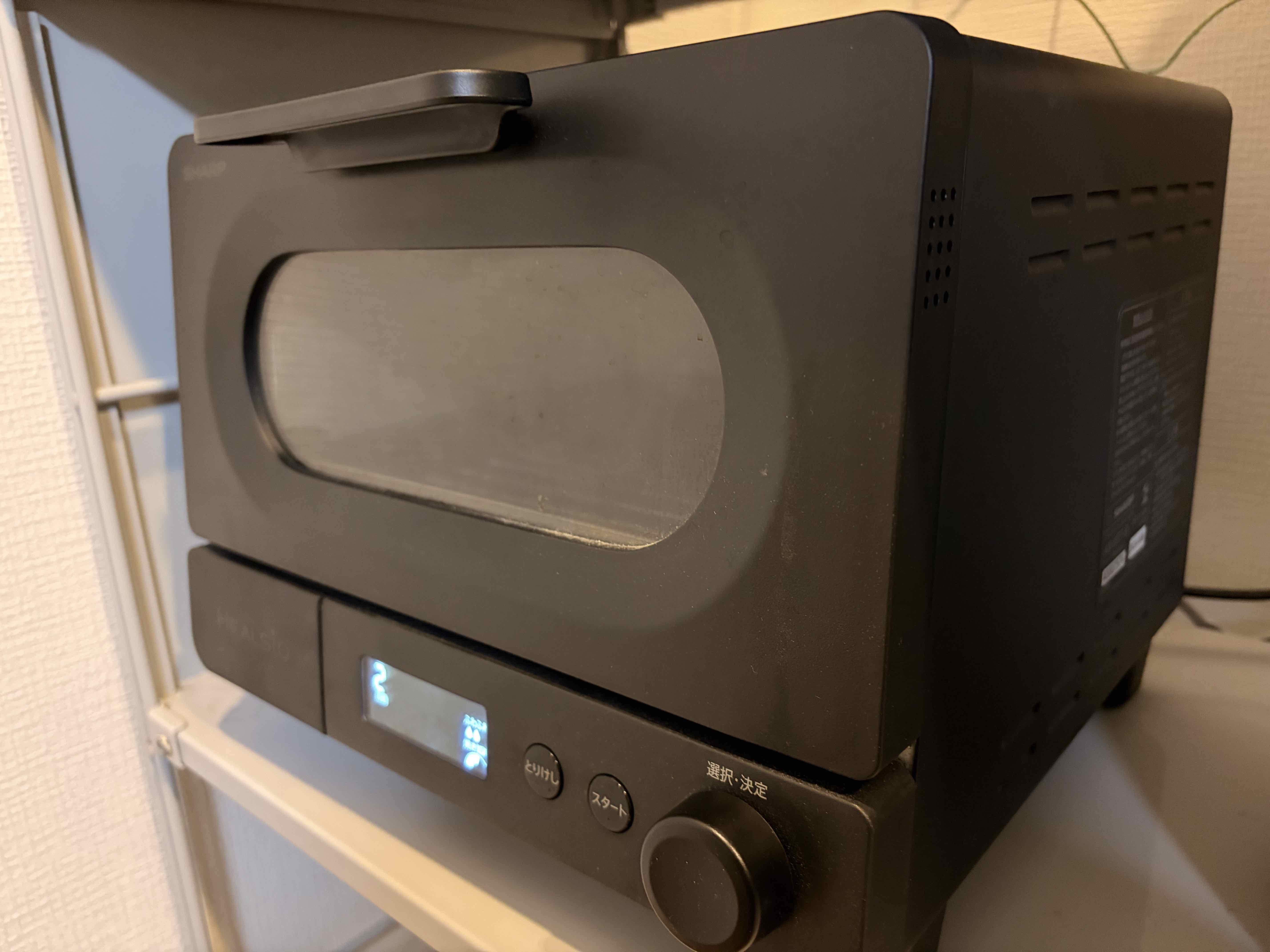 シャープ ヘルシオトースター AX-WT1 の外観。シンプルで洗練されたブラックのデザインがキッチンに馴染みます