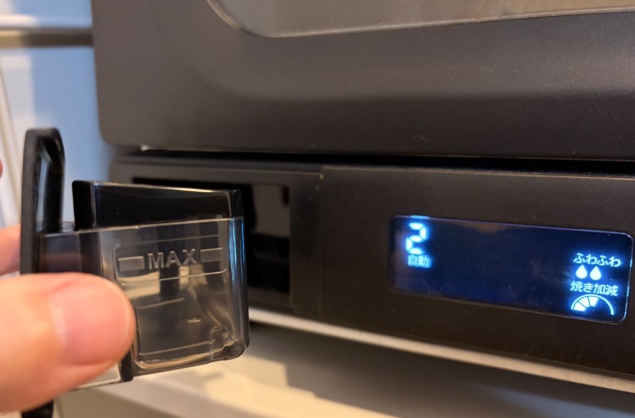 着脱式の水タンク。MAXラインまで水を入れてセットするだけのシンプルな設計です
